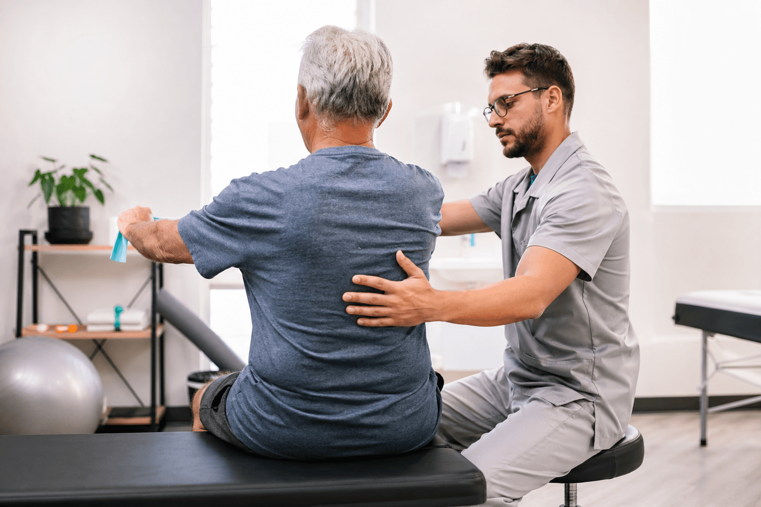 Fisioterapeuta orientando exercício, ambiente claro